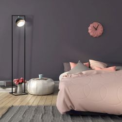 Fioletowa sypialnia z różowym łóżkiem, pastelowymi dodatkami i lampą stojącą