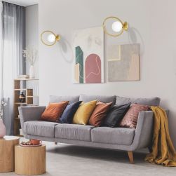 Kinkiet VIENNA 1xE14 w szarym salonie z grafitową kanapą i kolorowymi poduszkami