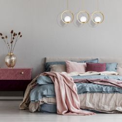 Lampa wisząca VIENNA 3xE14 w szarej sypialni z bordowymi dodatkami