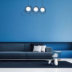 Lampa wisząca BOSTON 3xE14 w niebieskim salonie z granatowymi meblami