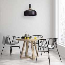 Lampa wisząca MALMO BLACK/GOLD 1xE27 w szarej jadalni z drewnianym stołem i czarnymi krzesłami