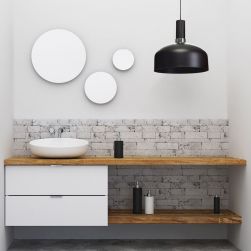 Lampa wisząca MALMO BLACK/CHROME 1xE27 w białej łazience z drewnianymi dodatkami