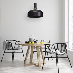 Lampa wisząca MALMO BLACK/CHROME 1xE27 w białej kuchni z drewnianym stołem i metalowymi krzesłami