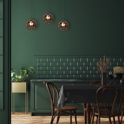 Lampa wisząca GAIA BLACK / WOOD 3xE27 60W w zielonej kuchni z brązowym stołem i krzesłami