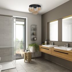 Beżowa łazienka z prysznicem, drewnianą półką z umywalkami nablatowymi i czarną lampą sufitową