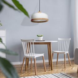 Lampa wisząca STUDIO WHITE 1xE27 na szarej ścianie z drewniano-białymi meblami