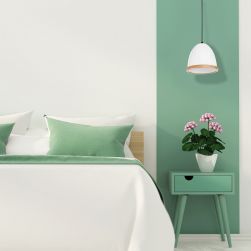 Lampa wisząca STUDIO WHITE 1xE27 w zielonej sypialni z zielonym stolikiem
