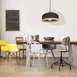 Lampa wisząca STUDIO BLACK 1xE27 w białej jadalni z kolorowymi krzesłami i drewnianym stołem