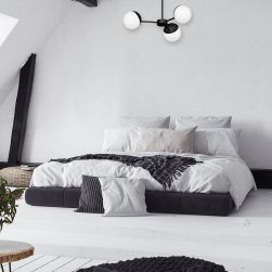 Sypialnia z dużym, podwójnym łóżkiem i minimalistycznym żyrandolem Sfera black 3xE14 Milagro