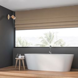 Kinkiet BARON BLACK 1xGU10 w grafitowej łazience z drewnianymi dodatkami