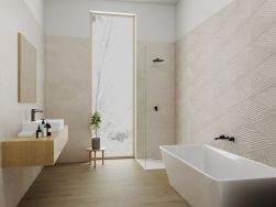 Łazienka z drewnopodobną podłogą i ścianami wyłożonymi beżowymi płytkami imitującymi kamień Nature Sand z białą wanną, kabiną prysznicową, podłużnym oknem i wiszącą półką z umywalką oraz lustrem