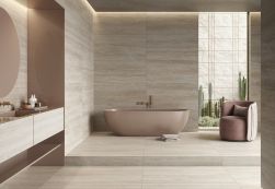 łazienka w nowoczesnym stylu, kolorowa łazienka wolnostojąca, duże okrągłe lustro, na ścianie i na podłodze płytki Zanzibar Almond