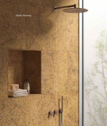 Ściana pod prysznicem wyłożona żółtymi płytkami lastryko Neo Granito Giallo Venezia