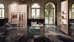 Ekskluzywny sklep odzieżowy wyłożony płytkami imitującymi onyks z kolekcji Tele di Marmo Onyx z wieszakami z ubraniami, ekspozycjami z butami i torebkami oraz półokrągłymi oknami i drzwiami