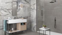 Łazienka z dużą kabiną prysznicową, drewnianą szafką z białym blatem i umywalką, podłużnym prostokątnym lustrem i płytkami ściennymi Silvana Perla 60x120