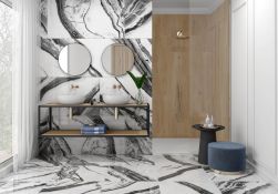 Łazienka z kabiną prysznicową, półką wiszącą, dwoma białymi umywalkami nablatowymi, dwoma okrągłymi lustrami i płytkami ściennymi imitującymi marmur czarno-białymi Atrium Shu Brillo 60x120