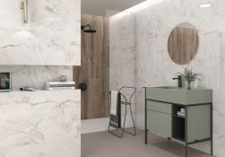 Łazienka ze ścianami wyłożonymi płytkami imitującymi marmur Pisa Gold z kabiną prysznicową, zieloną szafką z umywalką, okrągłym lustrem i wnęką w ścianie