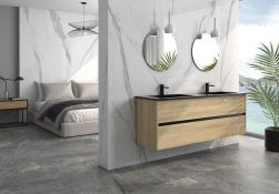 Sypialnia ze ścianką na środku z płytkami imitującymi marmur Cellini Blanco z łóżkiem, drewnianą szafką z dwiema umywalkami i dwoma okrągłymi lustrami