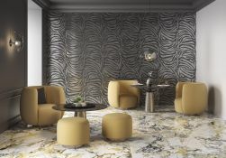 Pomieszczenie ze ścianą wyłożoną dekoracyjnymi płytkami z kolekcji Golden Zebra z dwoma okrągłymi stolikami oraz żółtymi fotelami i pufami