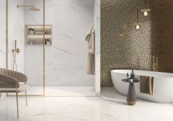 Jasna łazienka ze ścianą wyłożoną płytkami dekoracyjnymi z kolekcji Golden Leopard z wanną wolnostojącą i kabiną prysznicową
