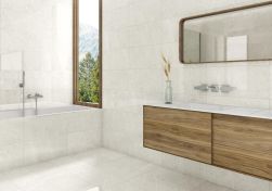 łazienka wyłożona białymi płytkami Altamura pearl 75x75 z umywalką podwieszaną , wanną wolnostojacą oraz dużym oknem