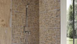 Ściana pod prysznicem wyłożona brązowymi płytkami imitującymi drewno z kolekcji Alter Incontro Noce