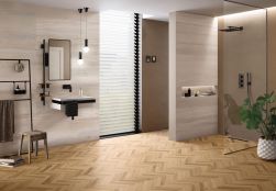 Duża łazienka z podłogą w drewnopodobną jodełkę Provoak Sestino Quercia Recuperata, z kabiną prysznicową, umywalką wiszącą, lustrem, lampą wiszącą, taboretem i czarną drabinką z ręcznikiem