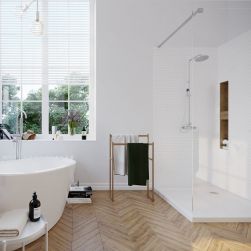 Minimalistyczna łazienka z drewnopodobną podłogą i białymi ścianami, prysznicem ze ścianką prysznicową Walk In Fix z profilami w chromie, białą wanną wolnostojącą i oknem z żaluzjami