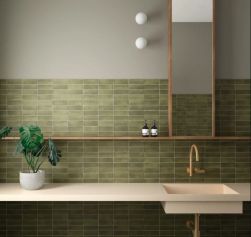 wizualizacja łazienki z zielonymi cegiełkami na ścianie