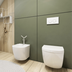 Łazienka wyłożona płytkami drewnopodobnymi i zieloną ścianą, z białym bidetem i miską Wc oraz białym przyciskiem spłukującym do WC Enco