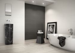 Jasna łazienka z białymi ścianami i jedną czarną, z podłogą wyłożoną szarymi płytkami drewnopodobnymi Aspen Ash, z białą wanną z ciemnym ręcznikiem, obrazem, czarnym stołkiem, czarną marmurową umywalką stojącą i lustrem