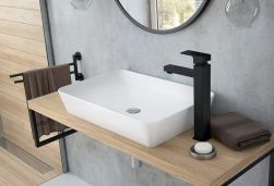 Drewniany blat w łazience z białą umywalką nablatową i czarną baterią umywalkową stojącą wysoką Anemon Bis