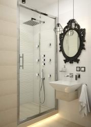 jasna łazienka, duża kabina prysznicowa, rustykalne lustro w czarnej ramie, biała wisząca umywalka, srebrna podtynkowa bateria Azalia, białe ręczniki