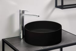 czarna umywalka, czarna szafka pod umywalką, białe płytki, Corio bateria umywalkowa stojąca wysoka chrom BFC_020K