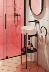Kolorowa łazienka z białą umywalką nablatową okrągłą Deante Silia na czarnym stelażu z czarną baterią podtynkową, okrągłym lustrem i kabiną prysznicową
