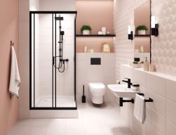 Pastelowa łazienka z kabiną prysznicową i czarną baterią prysznicową ścienną Boro, miską WC. wiszącą umywalką i lustrem
