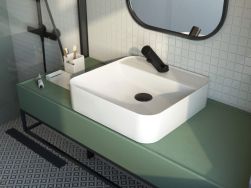 zielona szafka pod białą kwadratową i=umywalką, czarne lustro, czarne baterie prysznicowe, kosmetyki na blacie, Sense bateria umywalkowa bezdotykowa z regulacją temperatury 4xAA czarna BQR_N29R
