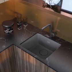 Kuchnia z ciemnymi meblami i zlewem oraz baterią stojącą Silia Deante