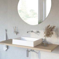Biała umywalka nablatowa Correo na drewnianym blacie i okrągłe lustro