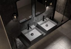 Ciemna łazienka z dwiema szarymi umywalkami nablatowymi Correo oraz dwoma lustrami