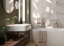 Elegancka łazienka z białą umywalką wiszącą Deante Hiacynt New ze złotą baterią stojącą, okrągłym lustrem i białą wanną