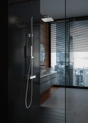 ciemna łazienka, duże okno z widokiem na miasto, okrągłe lustro, duża kabina prysznicowa, ścienna Begonia zestaw prysznicowy termostatyczny chrom NAC_01BT