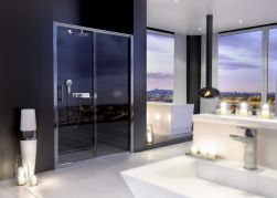 nowoczesna łazienka, duże okna z widokiem na miasto, duża wanna, świece, chromowane baterie, Cynia drzwi prysznicowe przesuwne 120 cm KTC_012P