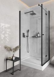 Jasna łazienka z kabiną prysznicową z brodzikiem i czarnymi elementami, z czarną baterią natryskową podtynkową Anemon Bis z zestawem prysznicowym i małym stoliczkiem z kosmetykami