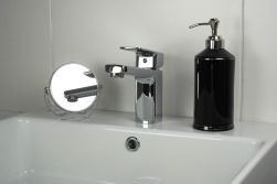 biała umywalka, czarny dozownik na mydło, małe okrągłe lusterko, Maro bateria umywalkowa stojąca chrom BLO_020M
