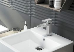 Biała umywalka nablatowa z kwadratowym korkiem klik-klak w chromie i baterią stojącą