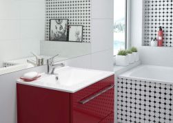 Szafka w łazience w kolorze burgundowym z umywalką meblową i niską baterią stojącą w chromie Joko