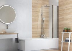 Łazienka w stylu skandynawskim z drewnianymi elementami, białą wanną i zestawem prysznicowym Deante Alpinia, wiszącą półką z umywalką nablatową i okrągłym lustrem