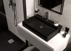 biała szafka pod umywalką, czarna umywalka, grafitowa bateria Arnika, czarna kabina prysznicowa, białę płytki, kosmetyki na blacie