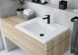 Blat łazienkowy imitujący drewno, biała umywalka, na blacie akcesoria łazienkowe, Jasmin Bateria umywalkowa BGJ_N20M